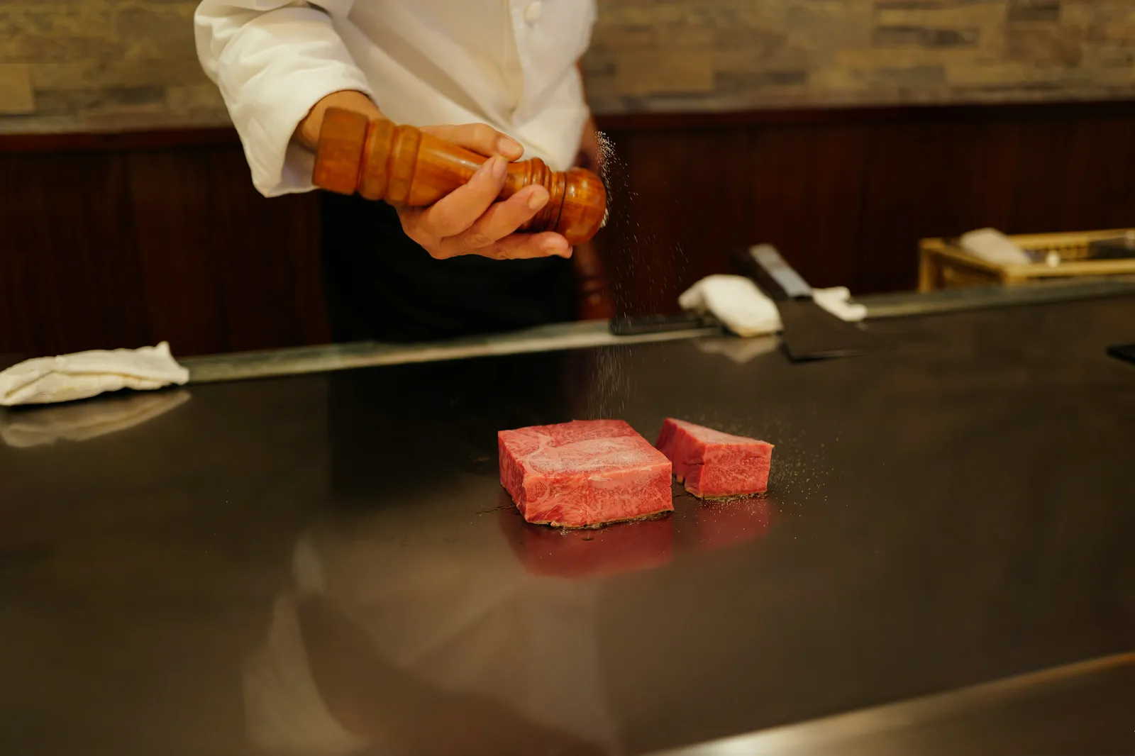 Fukuoka Charcoal and Iron Plate Restaurants You Can Only Book by Phone